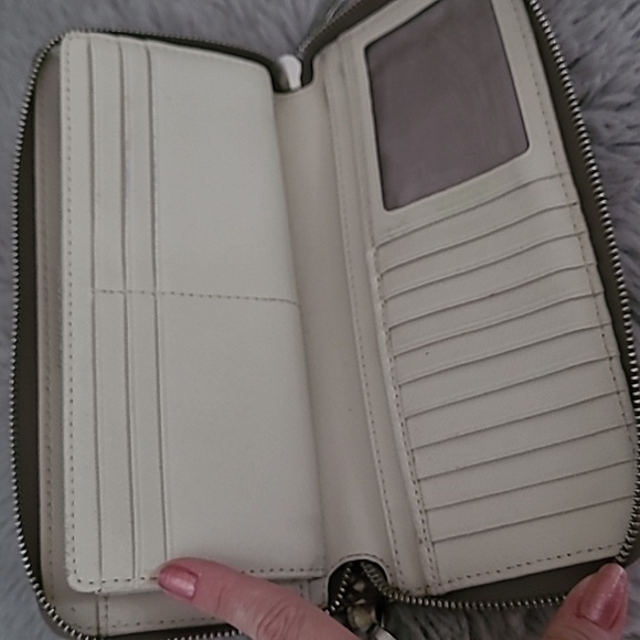 Michael Kors Leather Wallet ❤️ - Picture 9 of 10